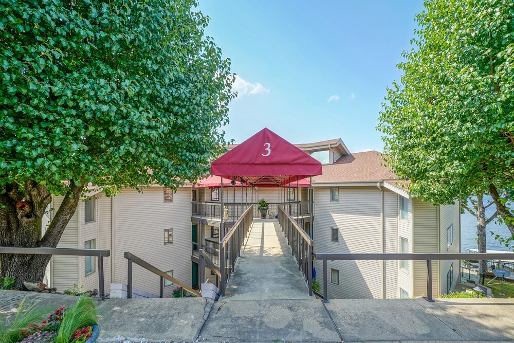 Lake Hamilton 3 Bedrooms 2 Bathrooms Gated Lakefront Condo