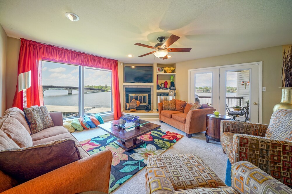 Lake Hamilton 3 Bedrooms 2 Bathrooms Gated Lakefront Condo