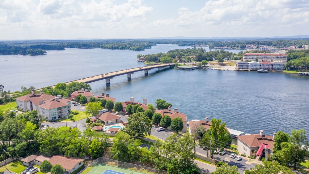 Lake Hamilton 3 Bedrooms 2 Bathrooms Gated Lakefront Condo
