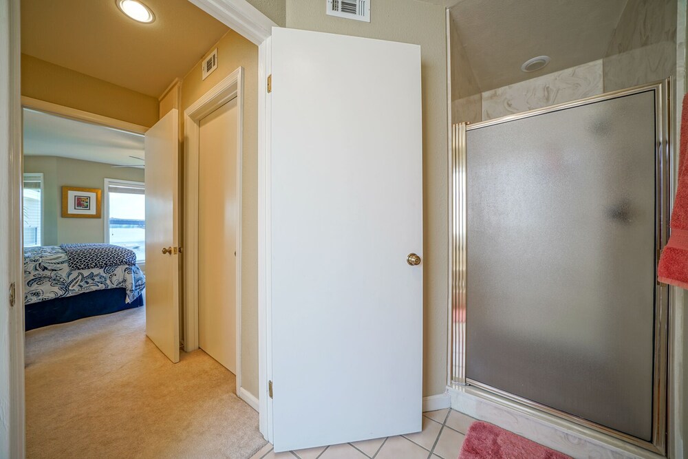 Lake Hamilton 3 Bedrooms 2 Bathrooms Gated Lakefront Condo