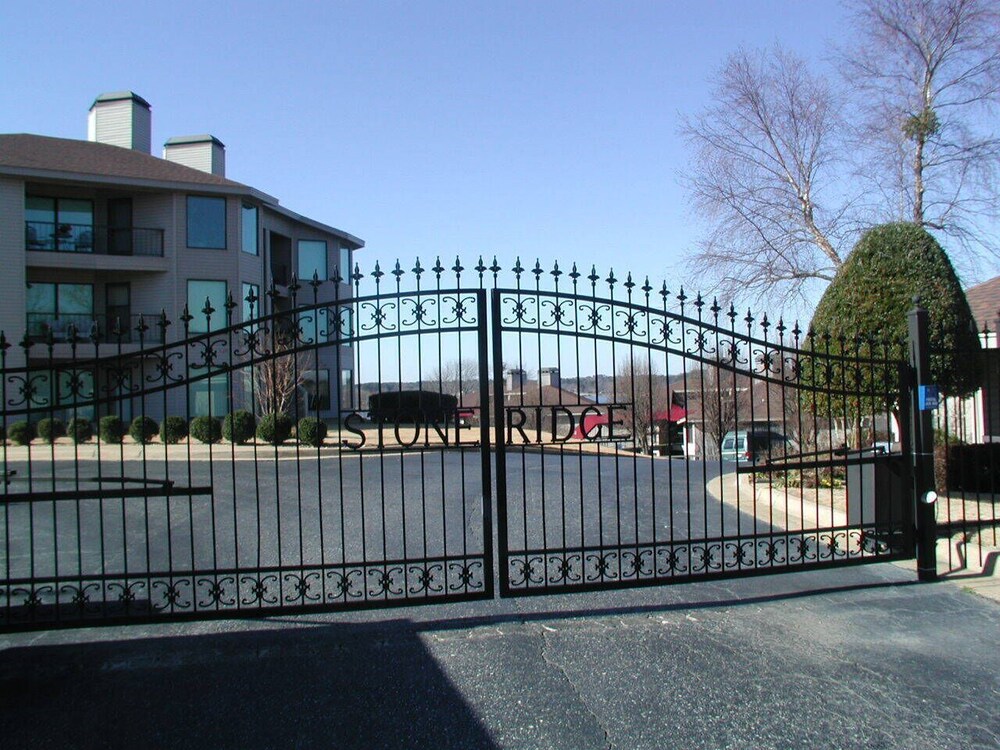 Lake Hamilton 3 Bedrooms 2 Bathrooms Gated Lakefront Condo