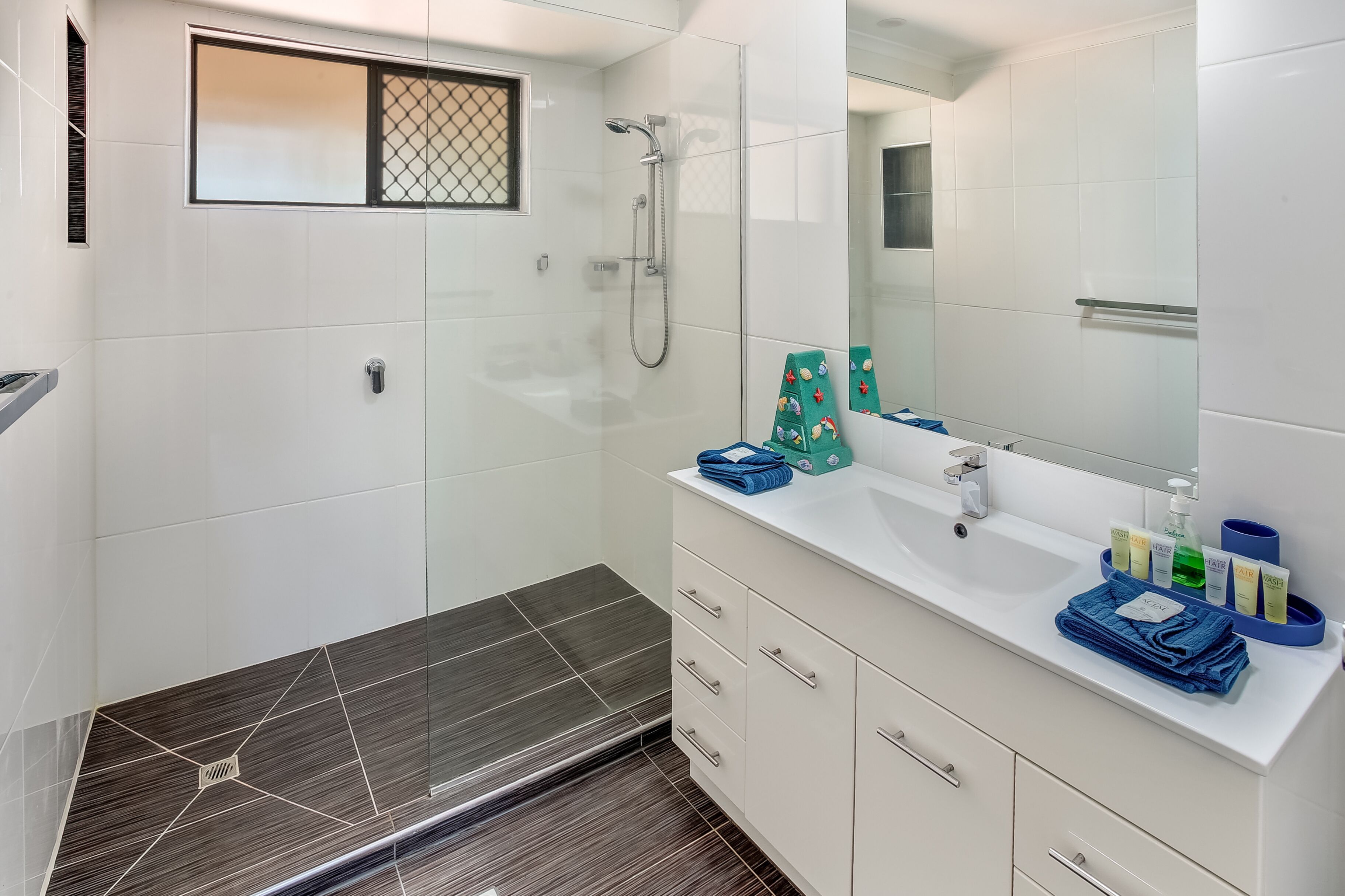 Poolside Oasis is the Ultimate Family, Couple or Business getaway Holiday House.