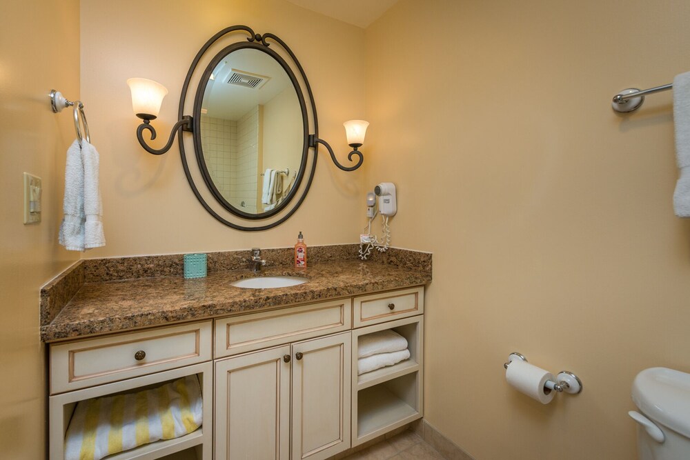 OVER-SIZED 2 BR PATIO UNIT STEPS TO POOL & COURTYARD!!!