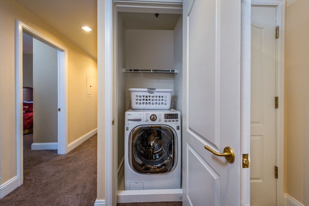 OVER-SIZED 2 BR PATIO UNIT STEPS TO POOL & COURTYARD!!!