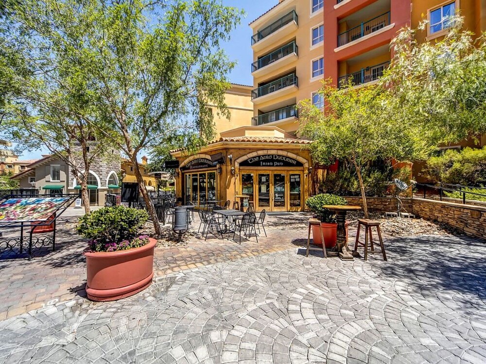 OVER-SIZED 2 BR PATIO UNIT STEPS TO POOL & COURTYARD!!!