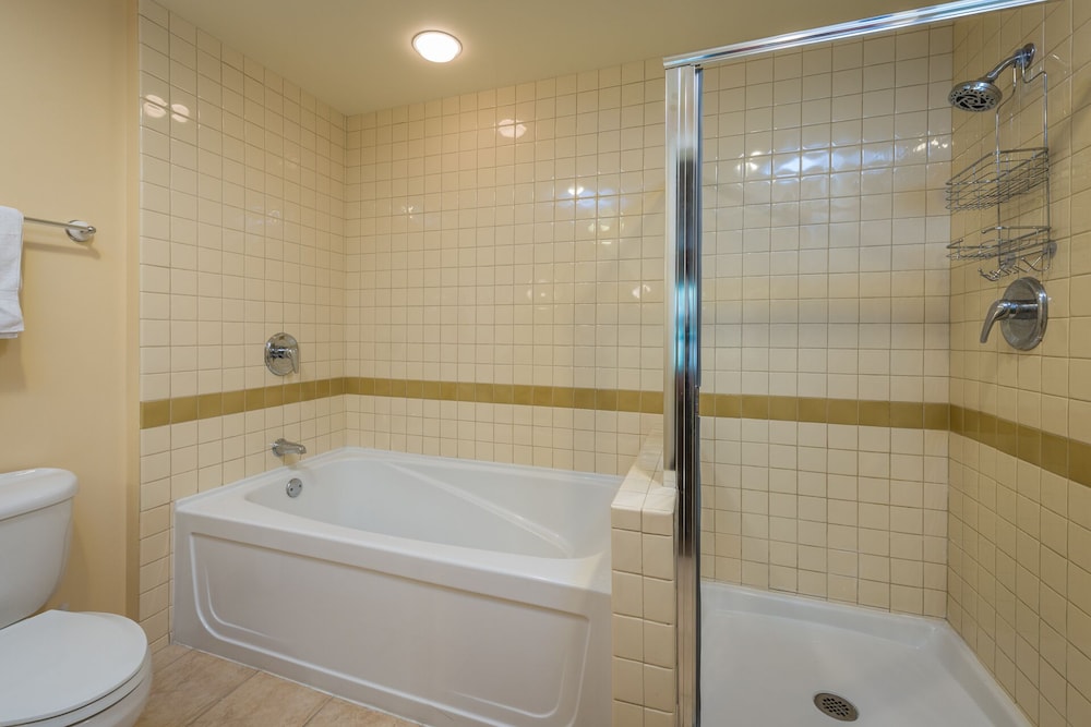 OVER-SIZED 2 BR PATIO UNIT STEPS TO POOL & COURTYARD!!!