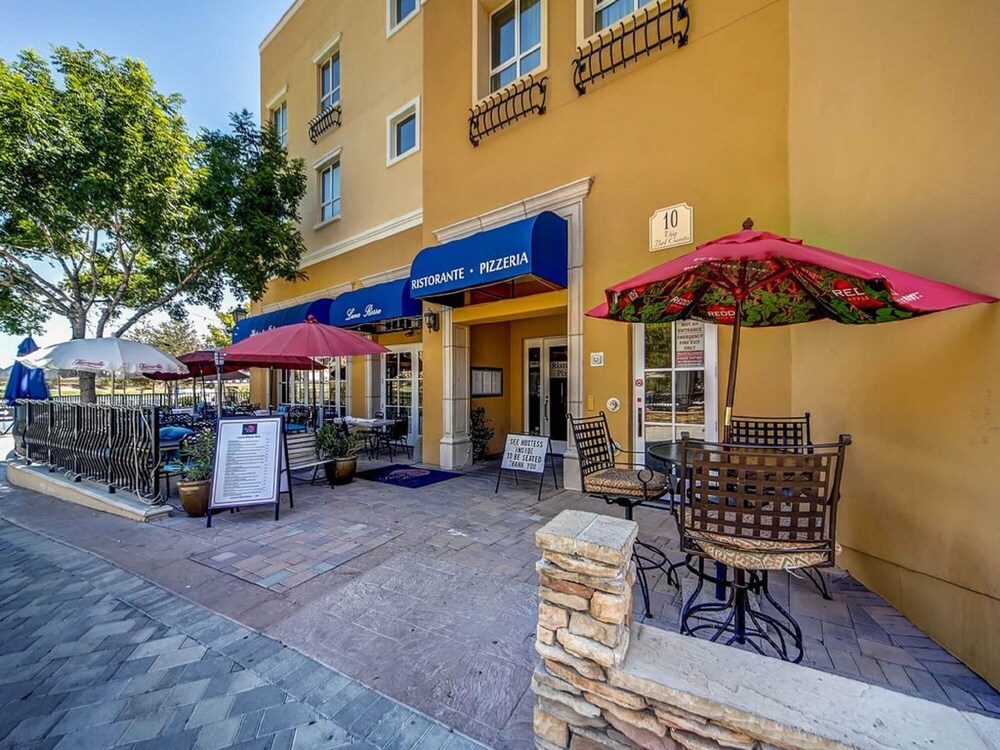 OVER-SIZED 2 BR PATIO UNIT STEPS TO POOL & COURTYARD!!!