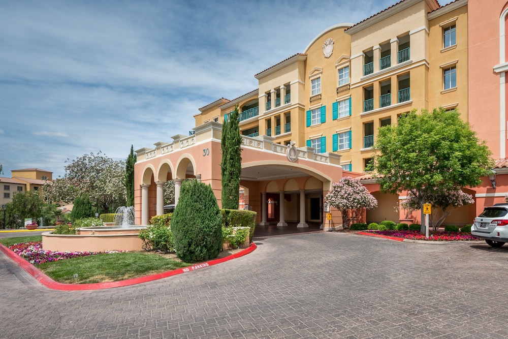 OVER-SIZED 2 BR PATIO UNIT STEPS TO POOL & COURTYARD!!!