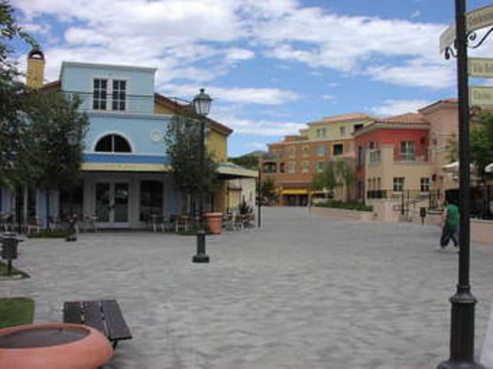 OVER-SIZED 2 BR PATIO UNIT STEPS TO POOL & COURTYARD!!!