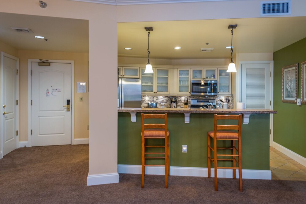 OVER-SIZED 2 BR PATIO UNIT STEPS TO POOL & COURTYARD!!!