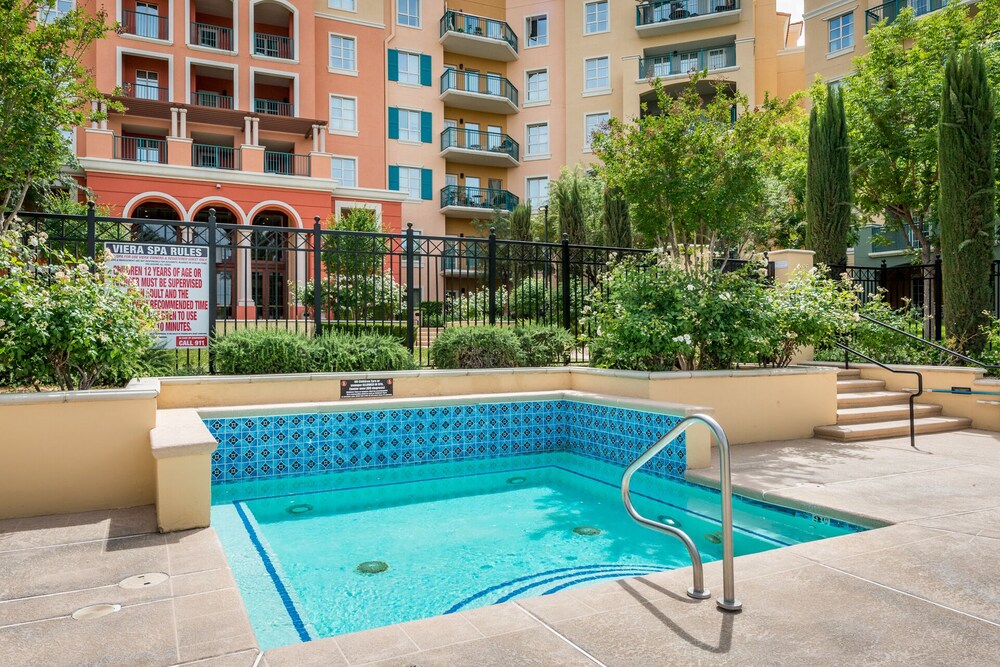 OVER-SIZED 2 BR PATIO UNIT STEPS TO POOL & COURTYARD!!!