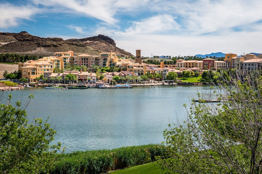 OVER-SIZED 2 BR PATIO UNIT STEPS TO POOL & COURTYARD!!!