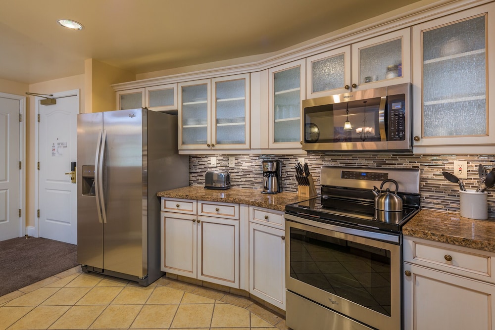 OVER-SIZED 2 BR PATIO UNIT STEPS TO POOL & COURTYARD!!!