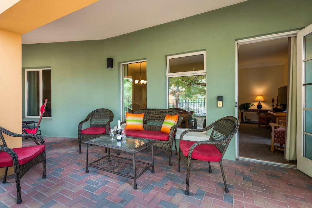 OVER-SIZED 2 BR PATIO UNIT STEPS TO POOL & COURTYARD!!!