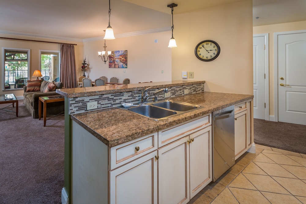 OVER-SIZED 2 BR PATIO UNIT STEPS TO POOL & COURTYARD!!!