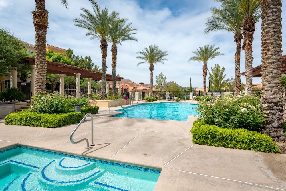 OVER-SIZED 2 BR PATIO UNIT STEPS TO POOL & COURTYARD!!!