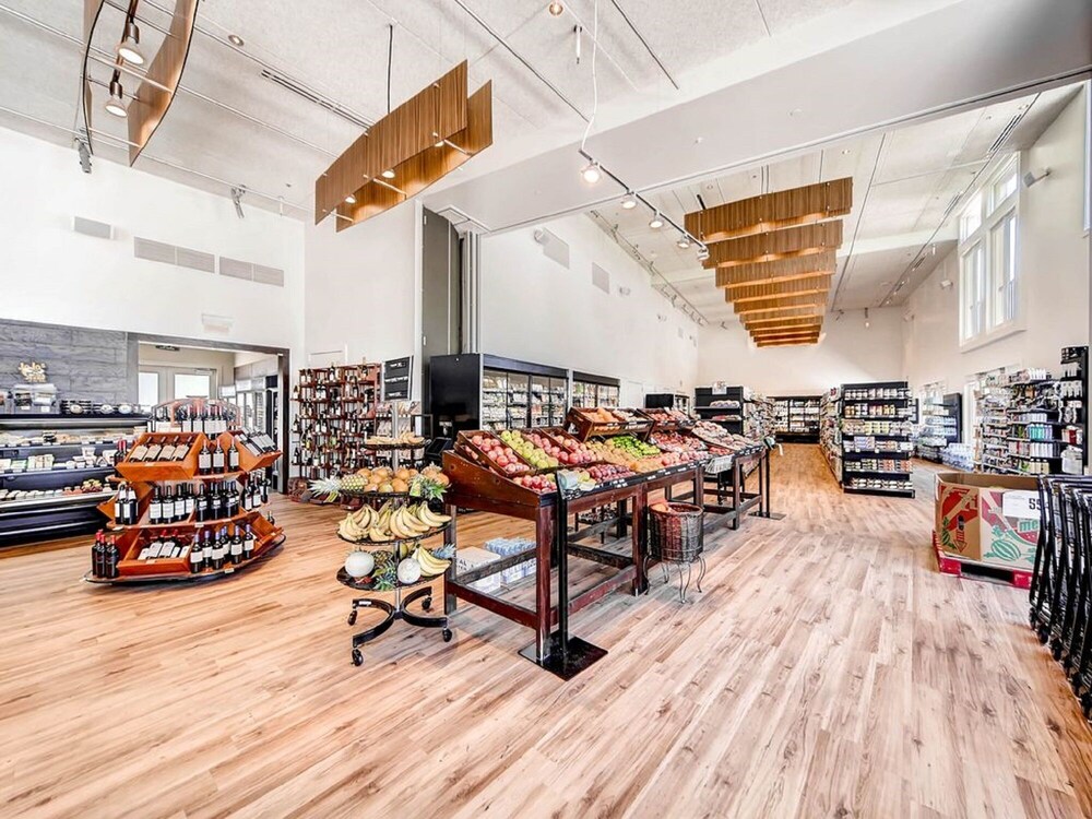 OVER-SIZED 2 BR PATIO UNIT STEPS TO POOL & COURTYARD!!!