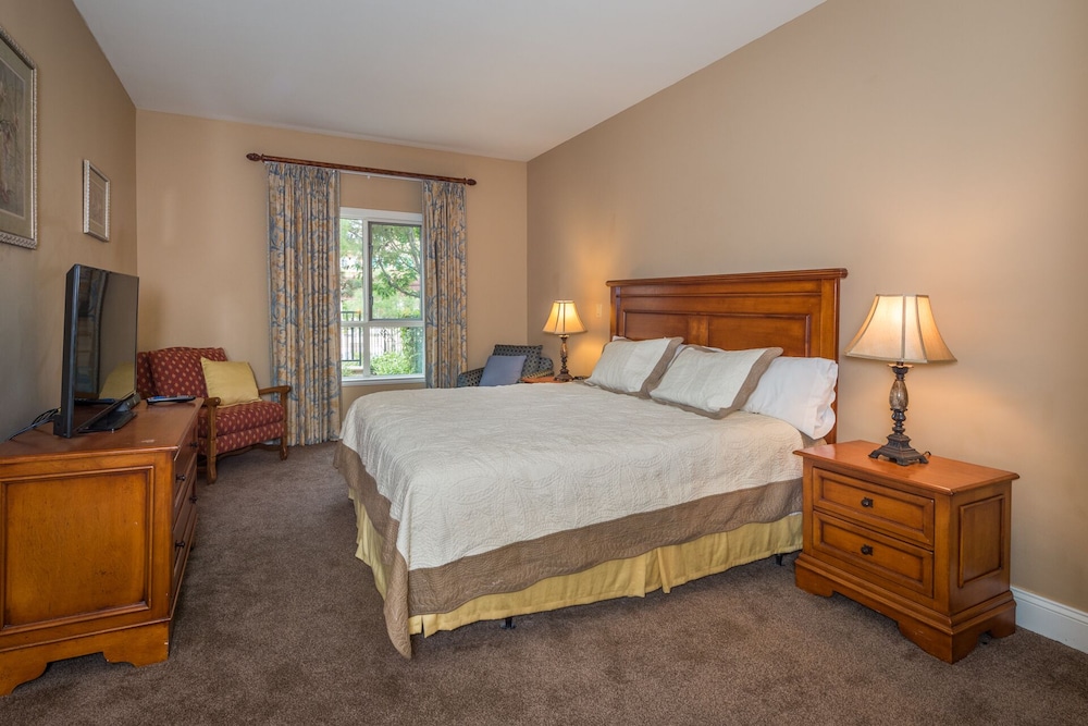 OVER-SIZED 2 BR PATIO UNIT STEPS TO POOL & COURTYARD!!!