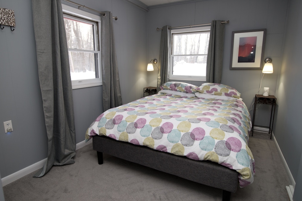 The Little Red Cabin! Less than 15 minutes to Okemo! Close to