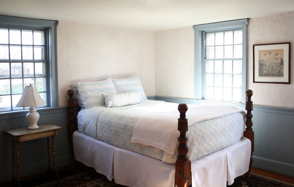 Charming 18th century farmhouse near ocean and artisan shops Little