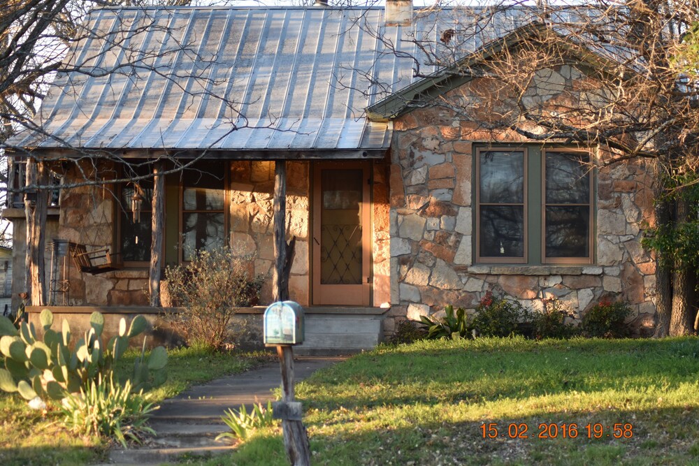 1940s rock house with hot tub close to main st quiet street family