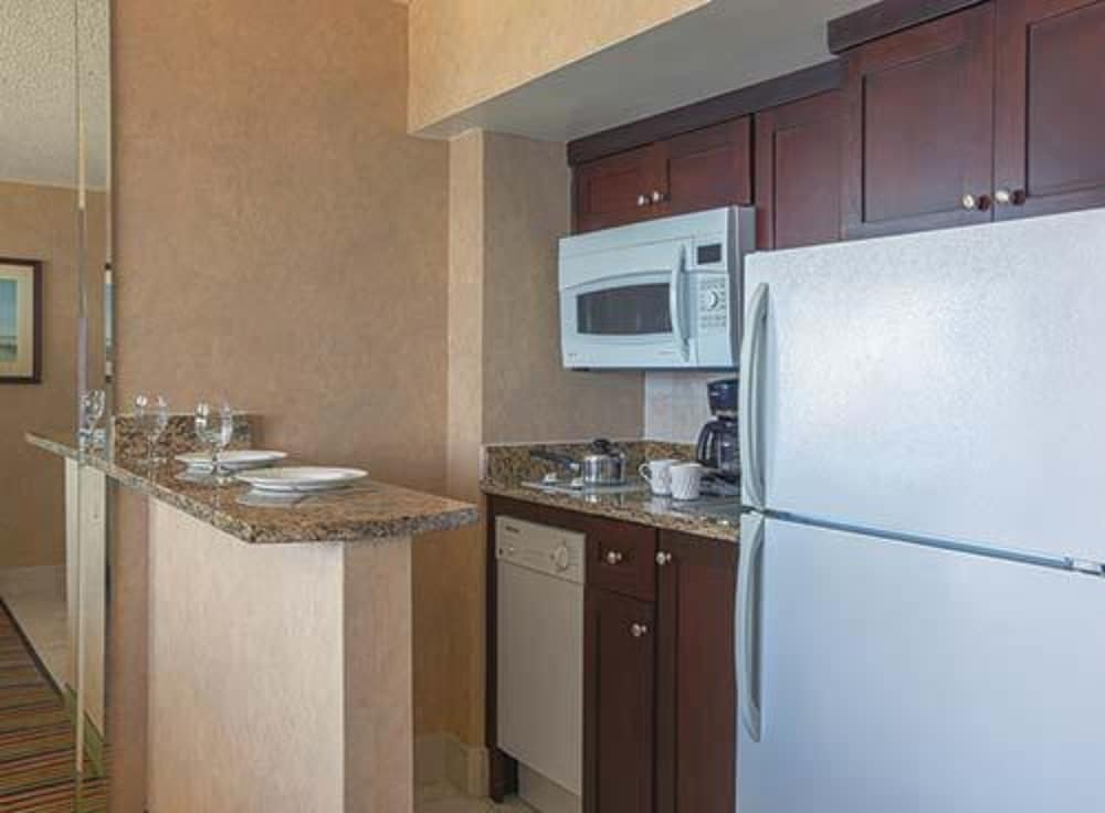 Beach Quarters with a nice Ocean Front Balcony, Virginia Beach Room