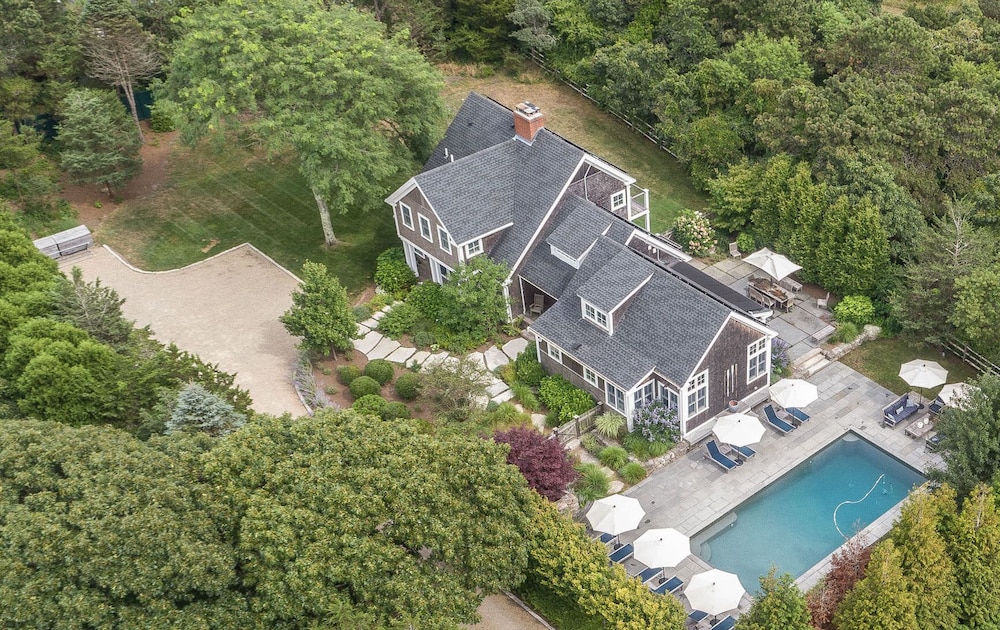 Katama Luxury 5+ BR home w/ Heated Pool near The Field Club