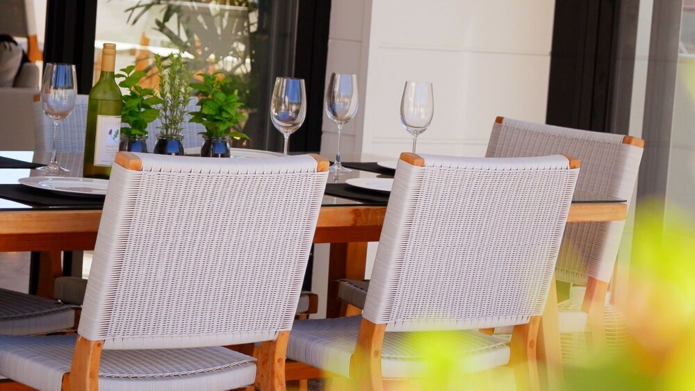 Luxury Apartment - Ocean Views & Large Roof Top Garden with Private Spa