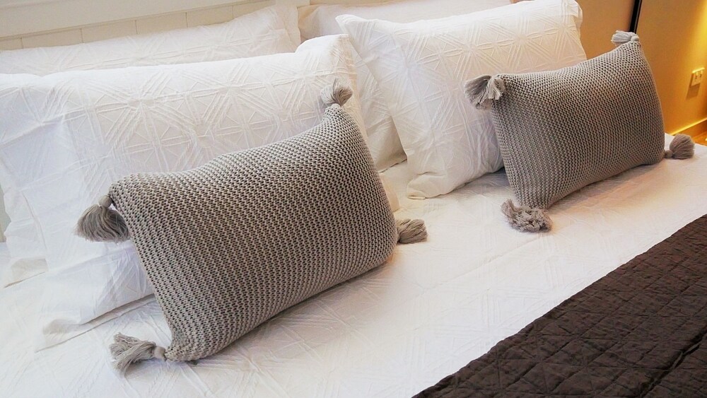 Luxury Apartment - Ocean Views & Large Roof Top Garden with Private Spa