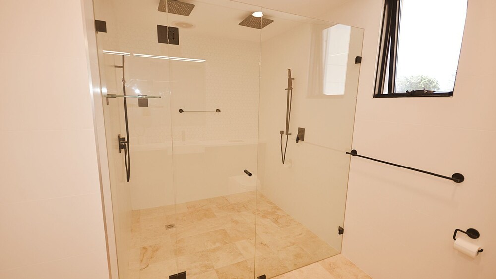 Luxury Apartment - Ocean Views & Large Roof Top Garden with Private Spa