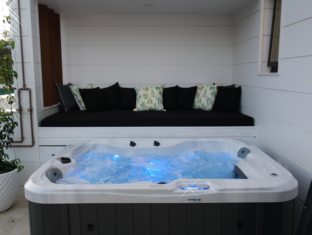 Luxury Apartment - Ocean Views & Large Roof Top Garden with Private Spa