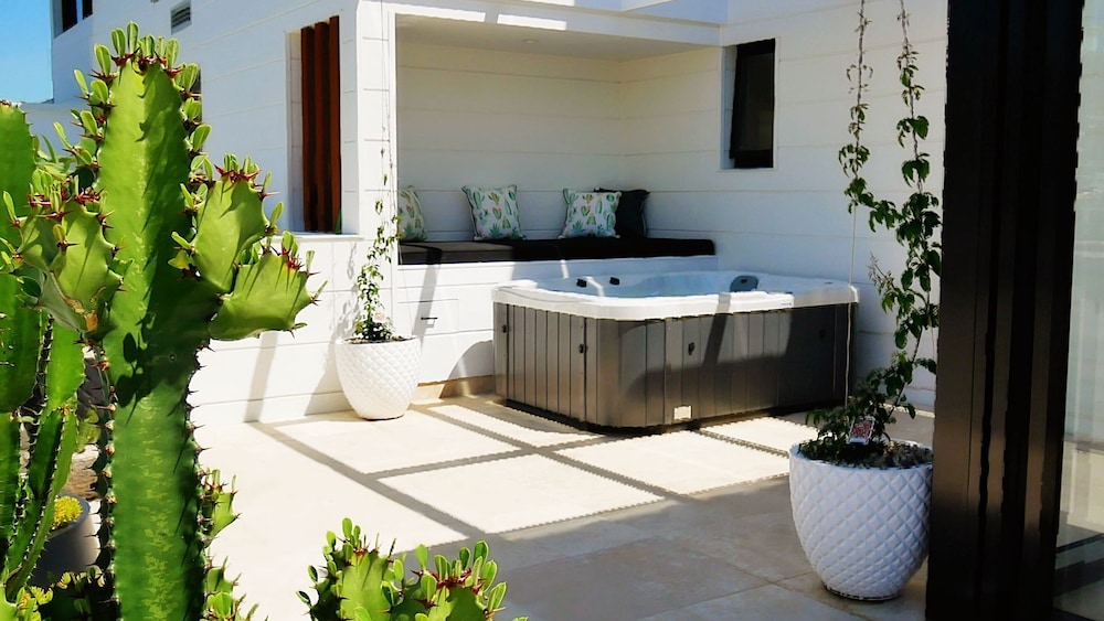 Luxury Apartment - Ocean Views & Large Roof Top Garden with Private Spa