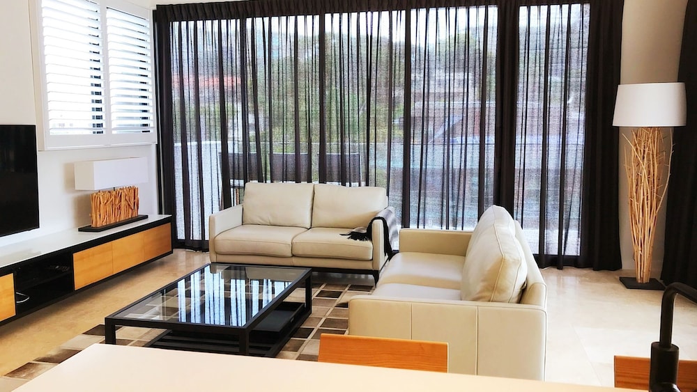 Luxury Apartment - Ocean Views & Large Roof Top Garden with Private Spa