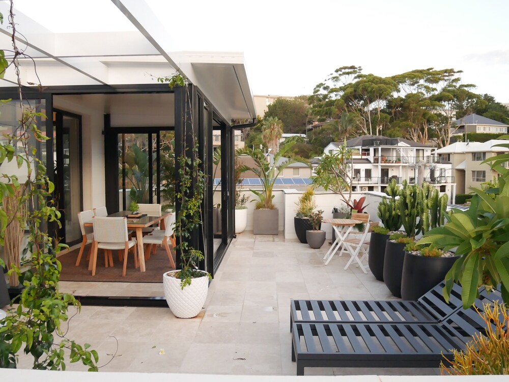 Luxury Apartment - Ocean Views & Large Roof Top Garden with Private Spa