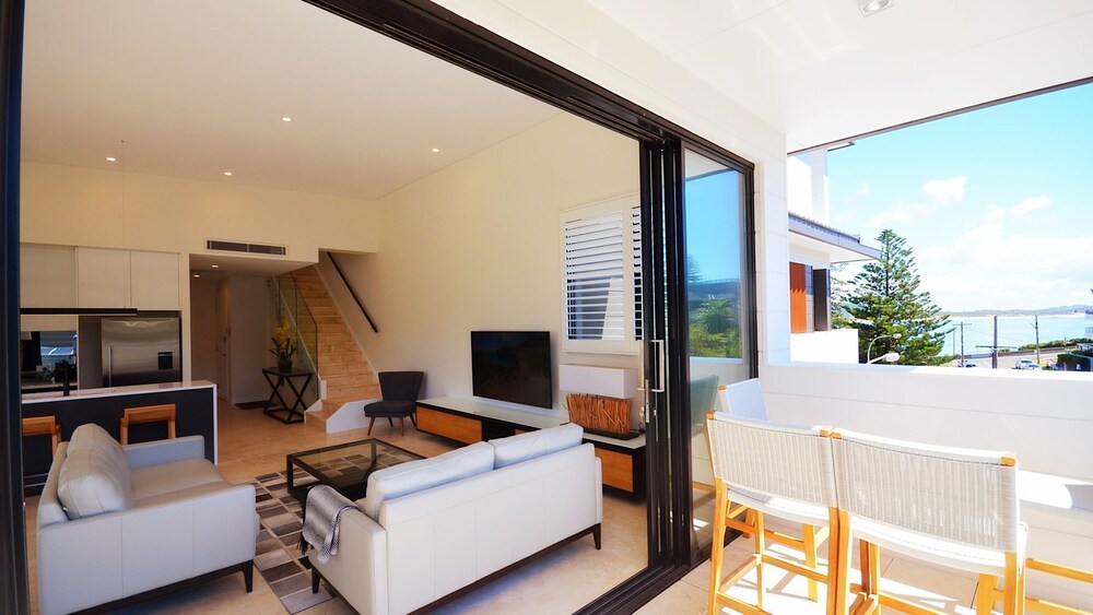 Luxury Apartment - Ocean Views & Large Roof Top Garden with Private Spa