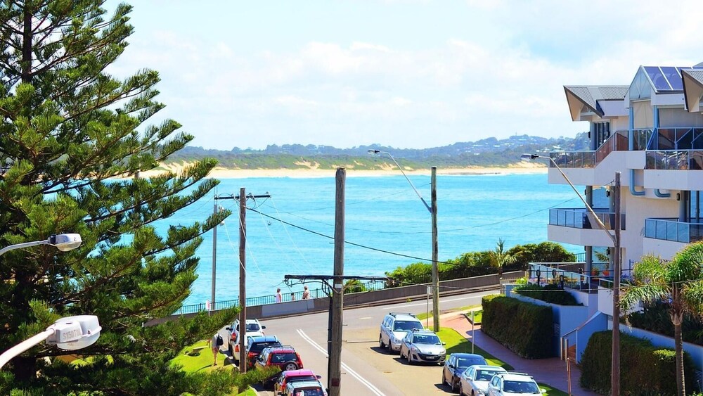 Luxury Apartment - Ocean Views & Large Roof Top Garden with Private Spa