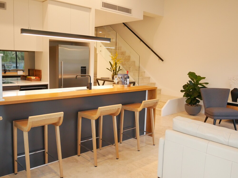 Luxury Apartment - Ocean Views & Large Roof Top Garden with Private Spa