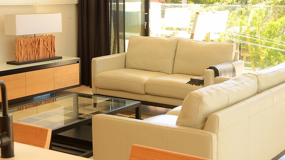 Luxury Apartment - Ocean Views & Large Roof Top Garden with Private Spa