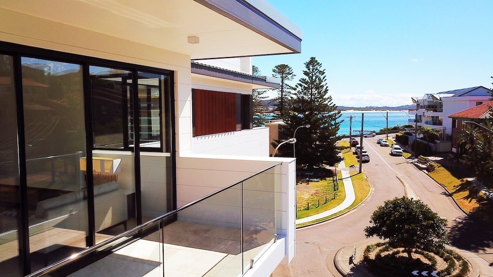 Luxury Apartment - Ocean Views & Large Roof Top Garden with Private Spa