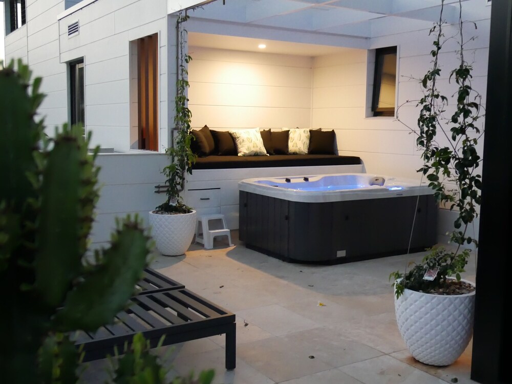 Luxury Apartment - Ocean Views & Large Roof Top Garden with Private Spa