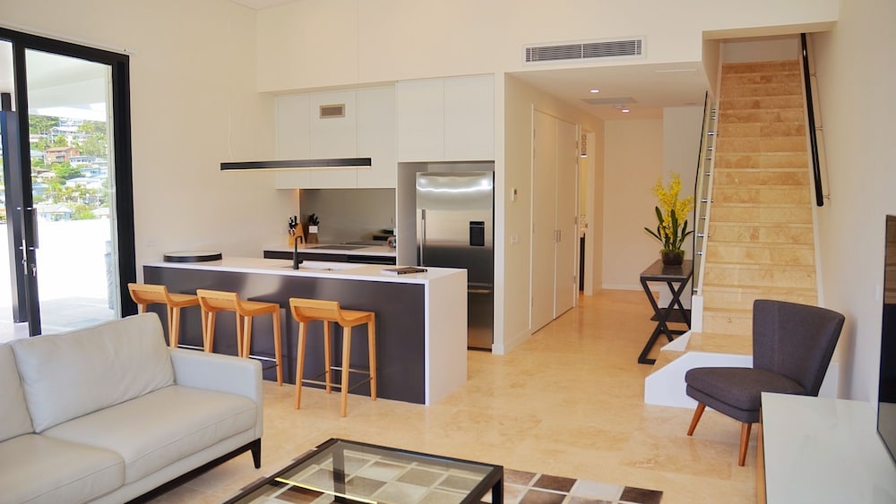 Luxury Apartment - Ocean Views & Large Roof Top Garden with Private Spa