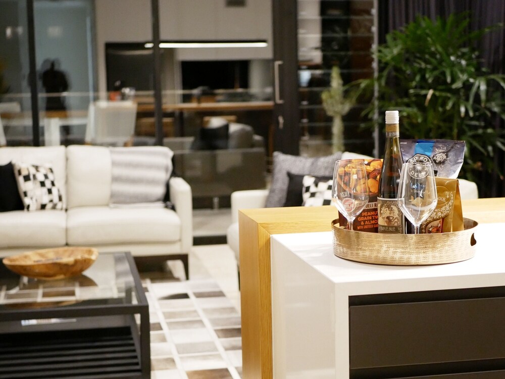 Luxury Apartment - Ocean Views & Large Roof Top Garden with Private Spa