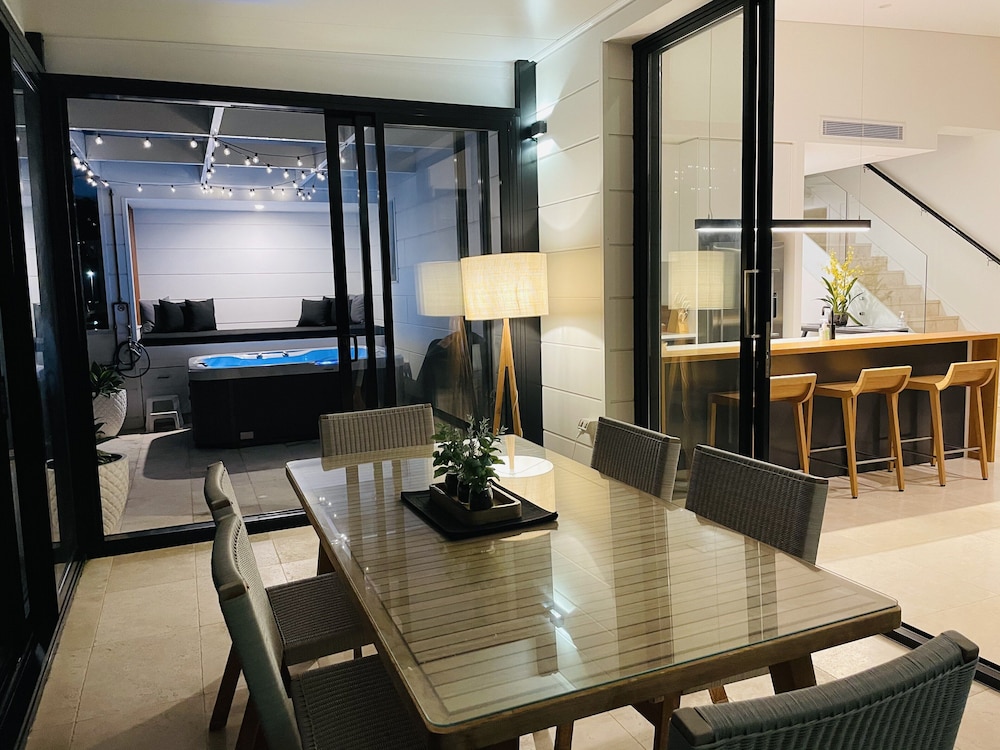 Luxury Apartment - Ocean Views & Large Roof Top Garden with Private Spa