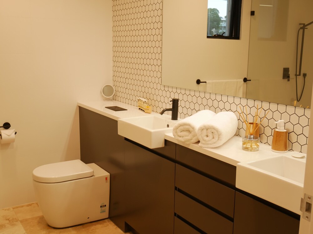 Luxury Apartment - Ocean Views & Large Roof Top Garden with Private Spa