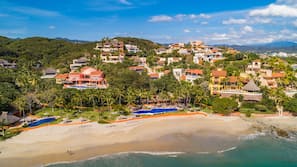 Playa privada, arena blanca, tumbonas y sombrillas