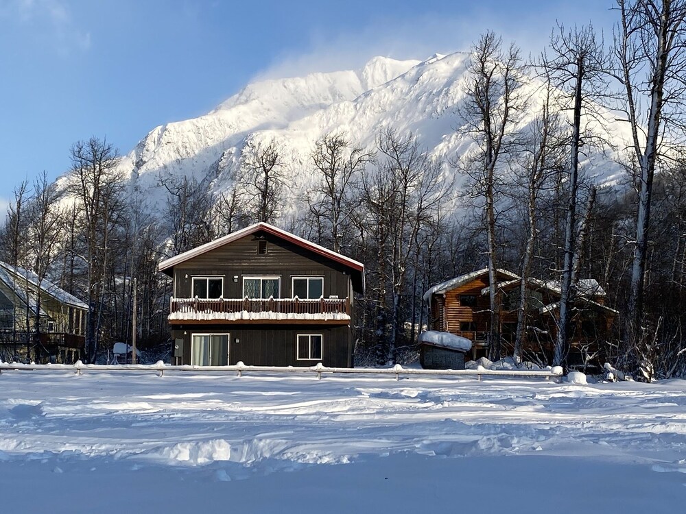 Mountain views from brand new property in quiet neighborhood!!!