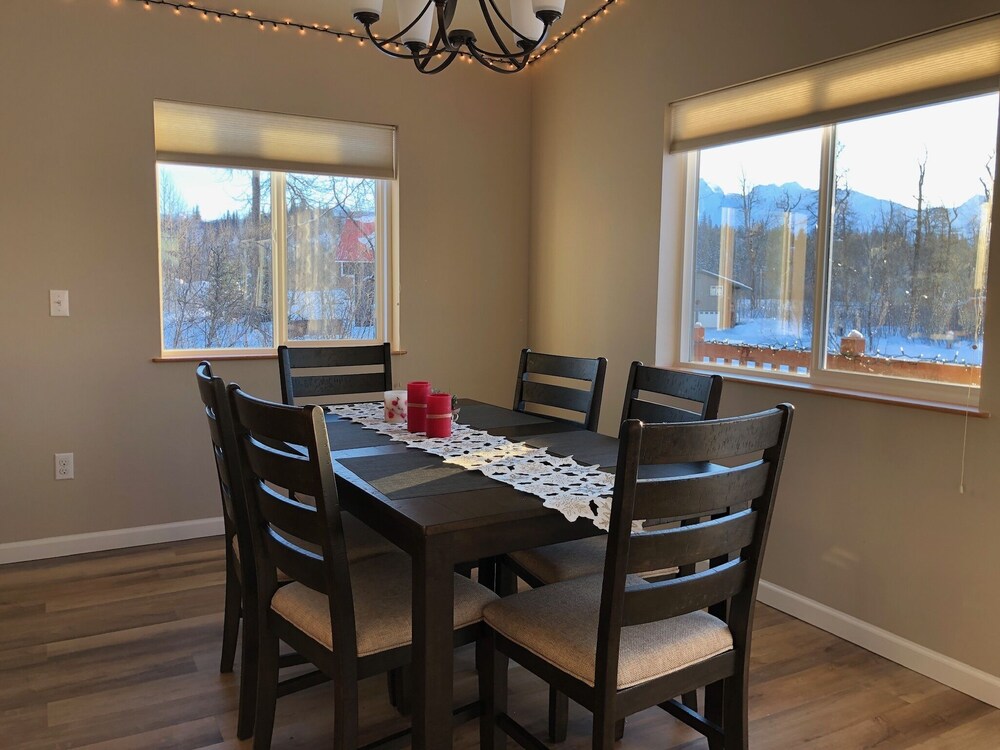 In-Room Dining, Mountain Views From Brand new Property in Quiet Neighborhood!!!