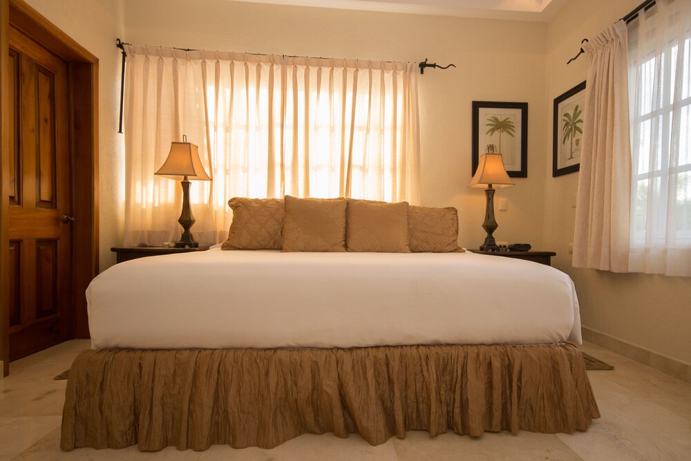 Villa La Joya Condo, only 50 meter from white sand beach, Playa Paraiso