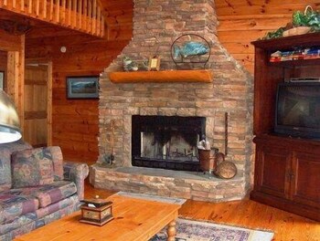 MOUNTAIN HAVEN-LOG CABIN IN MAGGIE VALLEY