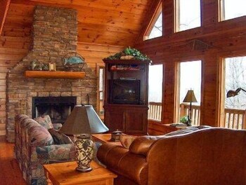 MOUNTAIN HAVEN-LOG CABIN IN MAGGIE VALLEY